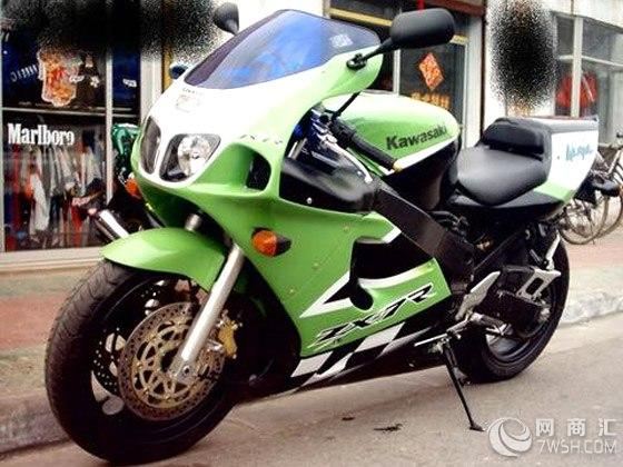 铃木B-KING街霸Suzuki B-KING 街霸排量 1340.00 ccm (81.77 立方英寸) 引擎形式 直列四缸 冲程 4 功率 181 hp 扭力 15kg-m 缸径 x 冲程 81.0 x 65.0 mm (3.2 x 2.6 英寸) 燃料系统 电喷 每缸气门数(个) 4 启动方式 电动 冷却系统 液体 变速箱 6-速 干重 235.0 kg (518.1 镑) 总高度 1,085 mm (42.