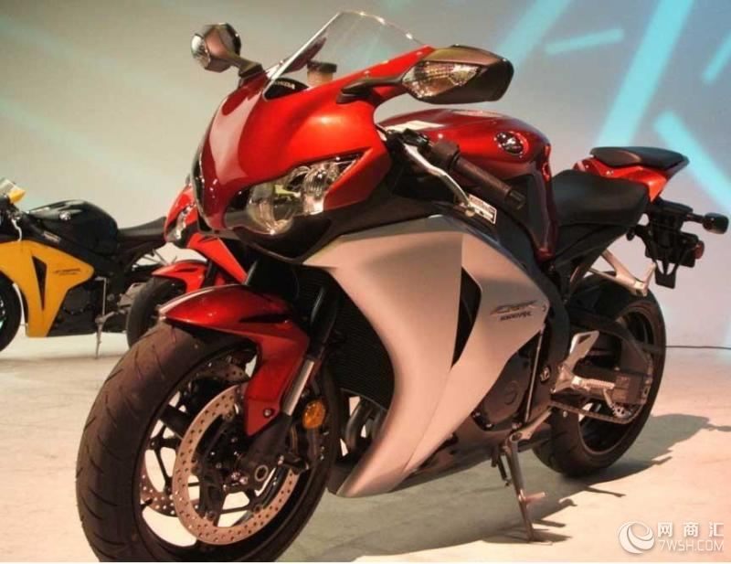 铃木B-KING街霸Suzuki B-KING 街霸排量 1340.00 ccm (81.77 立方英寸) 引擎形式 直列四缸 冲程 4 功率 181 hp 扭力 15kg-m 缸径 x 冲程 81.0 x 65.0 mm (3.2 x 2.6 英寸) 燃料系统 电喷 每缸气门数(个) 4 启动方式 电动 冷却系统 液体 变速箱 6-速 干重 235.0 kg (518.1 镑) 总高度 1,085 mm (42.