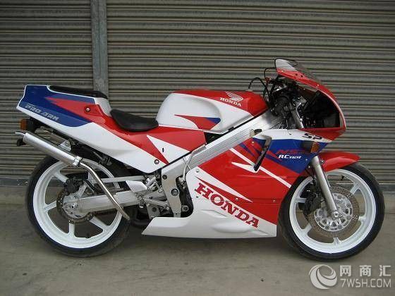 铃木B-KING街霸Suzuki B-KING 街霸排量 1340.00 ccm (81.77 立方英寸) 引擎形式 直列四缸 冲程 4 功率 181 hp 扭力 15kg-m 缸径 x 冲程 81.0 x 65.0 mm (3.2 x 2.6 英寸) 燃料系统 电喷 每缸气门数(个) 4 启动方式 电动 冷却系统 液体 变速箱 6-速 干重 235.0 kg (518.1 镑) 总高度 1,085 mm (42.