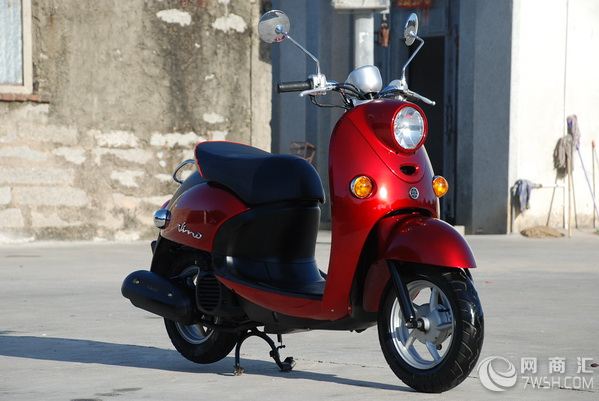 铃木B-KING街霸Suzuki B-KING 街霸排量 1340.00 ccm (81.77 立方英寸) 引擎形式 直列四缸 冲程 4 功率 181 hp 扭力 15kg-m 缸径 x 冲程 81.0 x 65.0 mm (3.2 x 2.6 英寸) 燃料系统 电喷 每缸气门数(个) 4 启动方式 电动 冷却系统 液体 变速箱 6-速 干重 235.0 kg (518.1 镑) 总高度 1,085 mm (42.