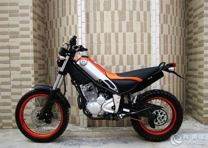 铃木B-KING街霸Suzuki B-KING 街霸排量 1340.00 ccm (81.77 立方英寸) 引擎形式 直列四缸 冲程 4 功率 181 hp 扭力 15kg-m 缸径 x 冲程 81.0 x 65.0 mm (3.2 x 2.6 英寸) 燃料系统 电喷 每缸气门数(个) 4 启动方式 电动 冷却系统 液体 变速箱 6-速 干重 235.0 kg (518.1 镑) 总高度 1,085 mm (42.